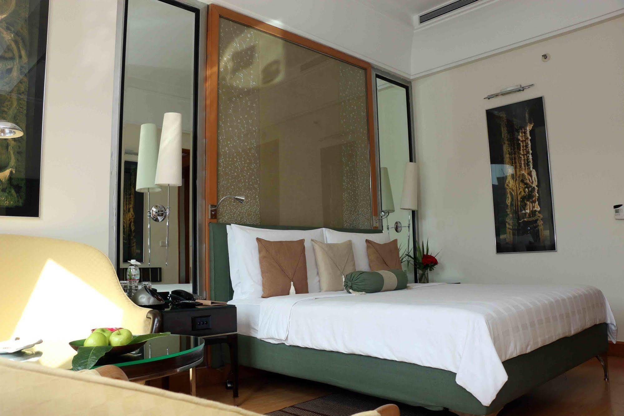 Trident Gurgaon Hotel Luaran gambar A bedroom at the Taj Bengal